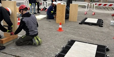 Kursanci uczą się instalacji systemów bezklejowych na wspornikach regulowanych Eterno Ivica.webp